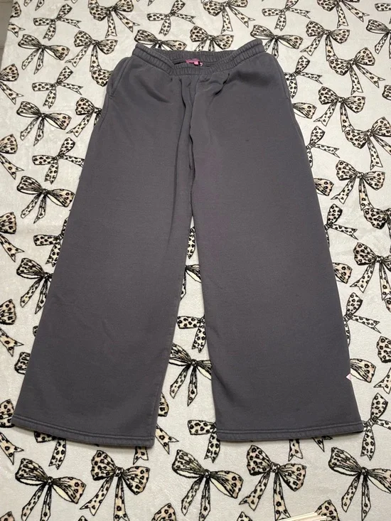 Edit Street Grey Wide-Leg Sweatpants with Pink Bow Details - Picture 2 of 5